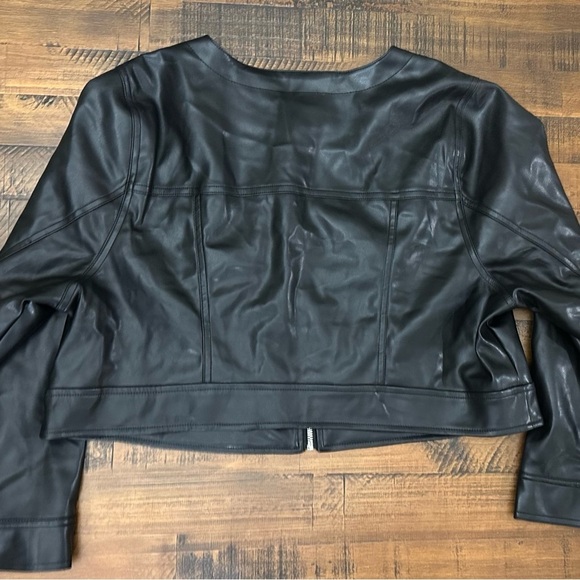 TORRID Sz 2 Soft Black Vegan Faux Leather Cropped Jacket No collar Full Zip EUC - Picture 10 of 11